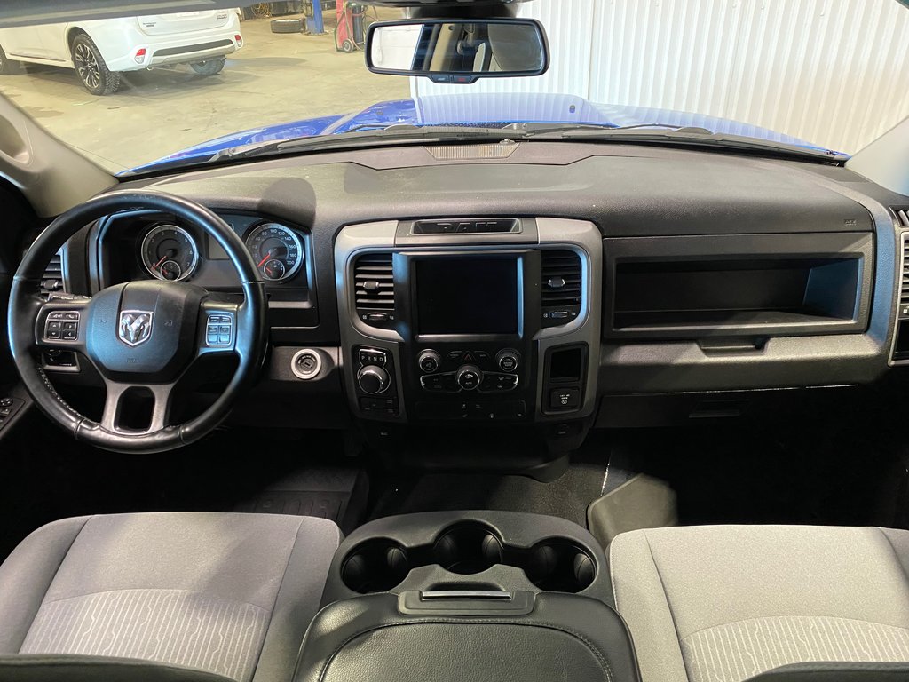 2021 Ram 1500 Classic EXPRESS**AWD/4X4**CREW CAB V6 3.6L**CAISSE COURT** in Saint-Eustache, Quebec - 16 - w1024h768px