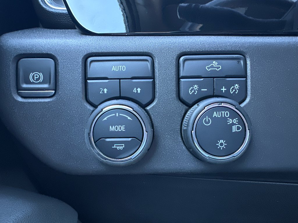2025 Chevrolet Silverado 1500 LT Crew cab 4X4 in Amos, Quebec - 17 - w1024h768px
