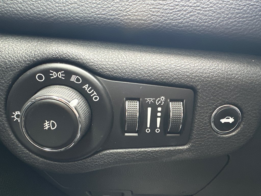 Chrysler 200 C AWD 2015 à Amos, Québec - 15 - w1024h768px