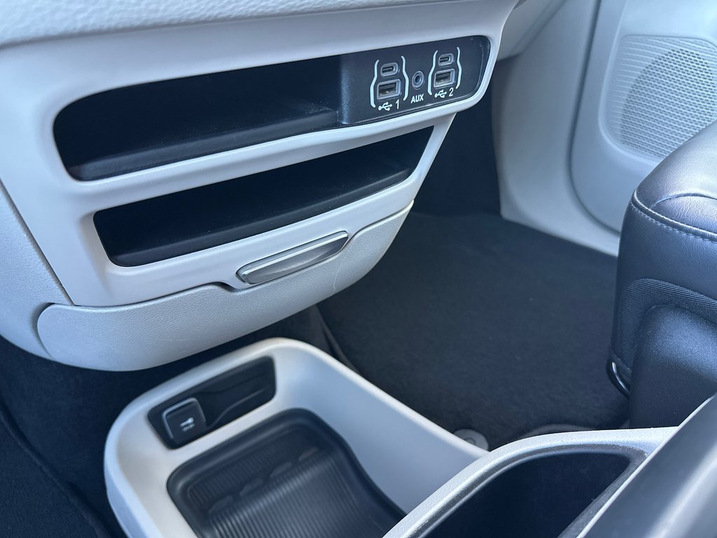 2023 Chrysler Pacifica Touring L AWD in Amos, Quebec - 15 - w1024h768px