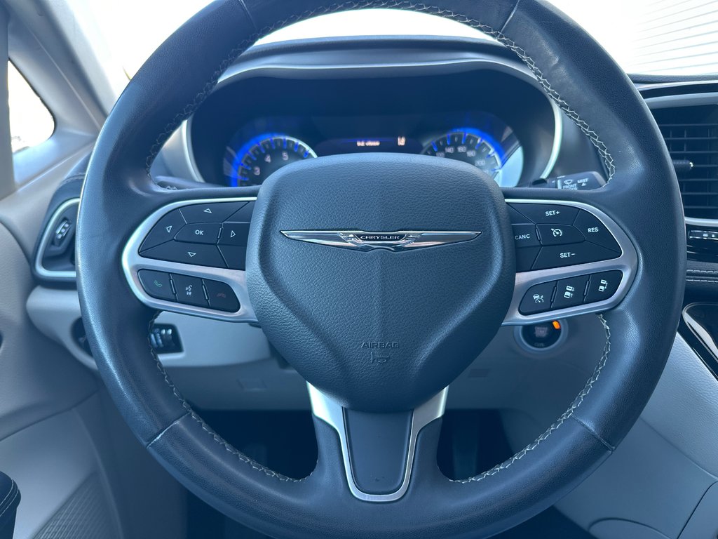 2023 Chrysler Pacifica Touring L AWD in Amos, Quebec - 10 - w1024h768px