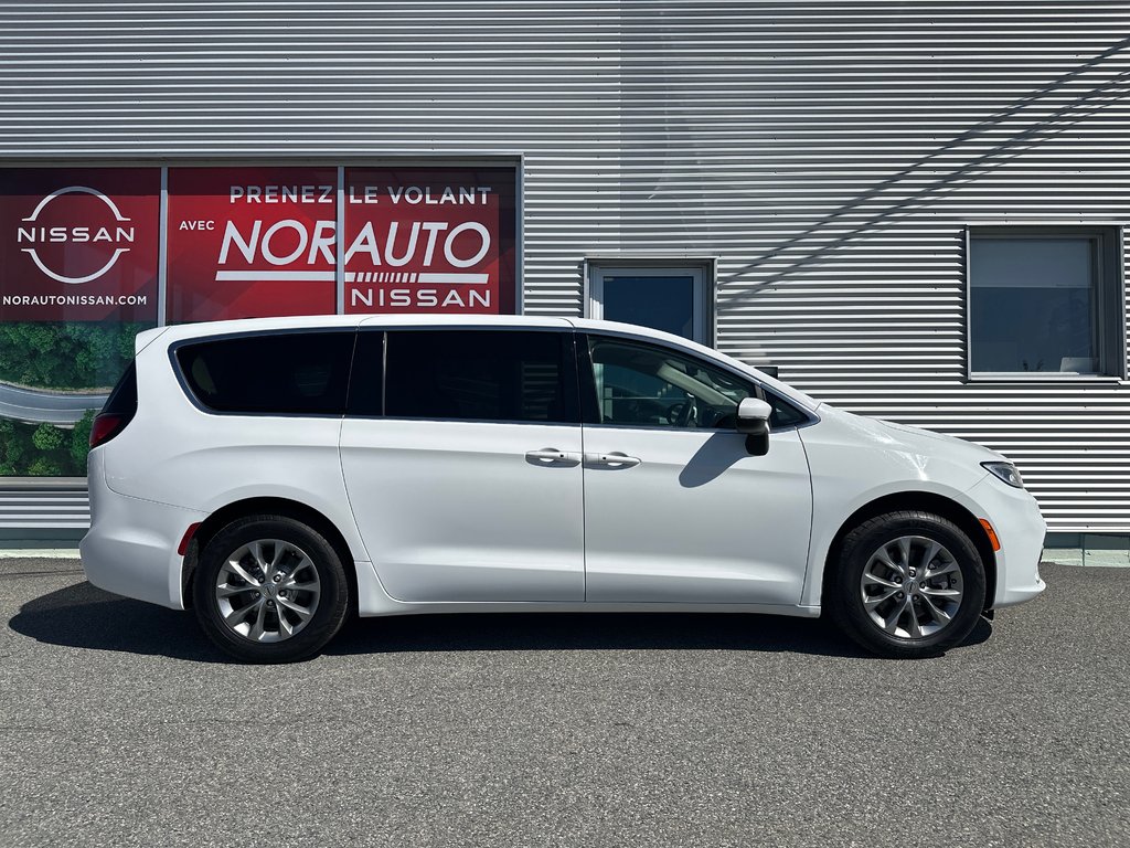 2023 Chrysler Pacifica Touring L AWD in Amos, Quebec - 4 - w1024h768px