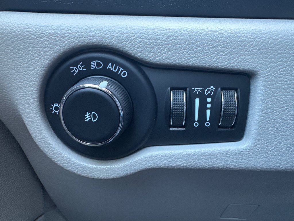 2023 Chrysler Pacifica Touring L AWD in Amos, Quebec - 20 - w1024h768px