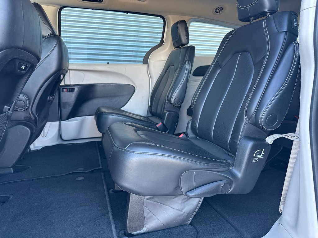2023 Chrysler Pacifica Touring L AWD in Amos, Quebec - 17 - w1024h768px