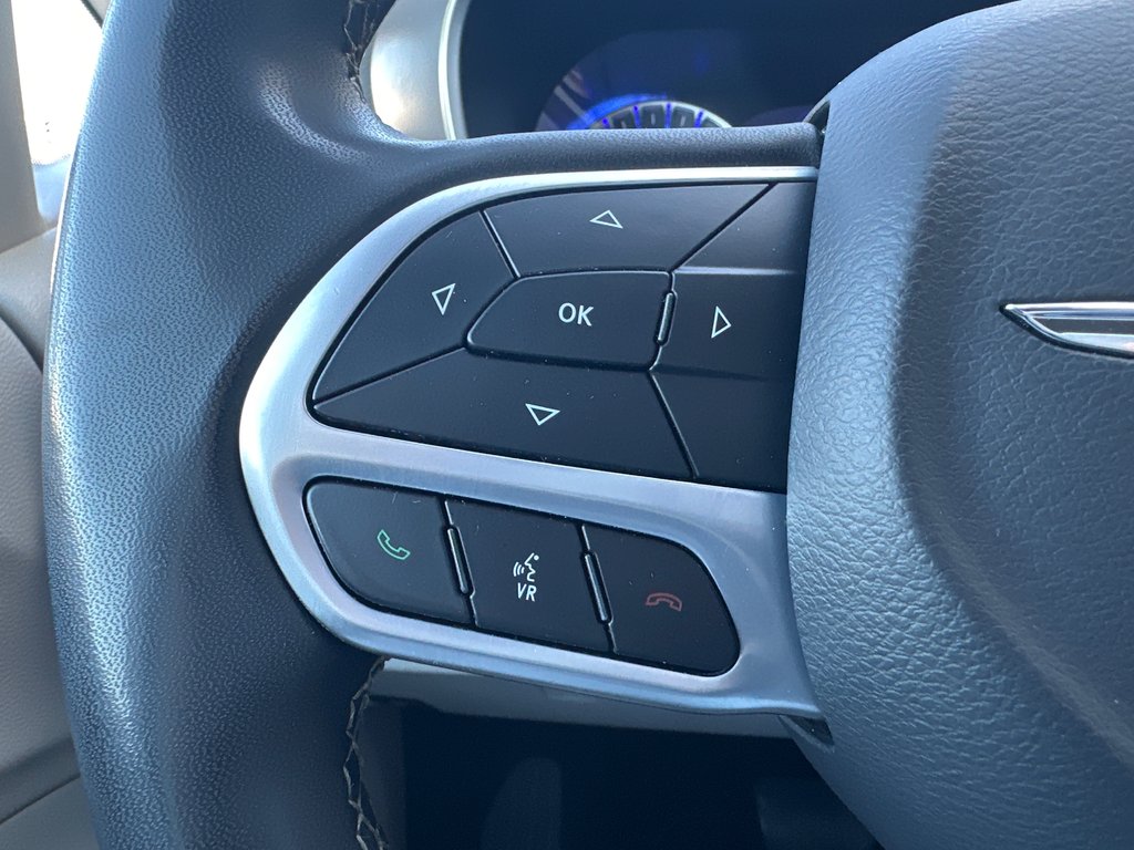 2023 Chrysler Pacifica Touring L AWD in Amos, Quebec - 13 - w1024h768px