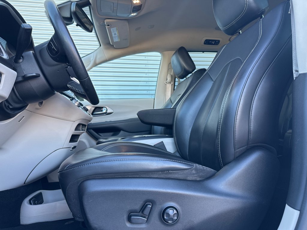 2023 Chrysler Pacifica Touring L AWD in Amos, Quebec - 9 - w1024h768px