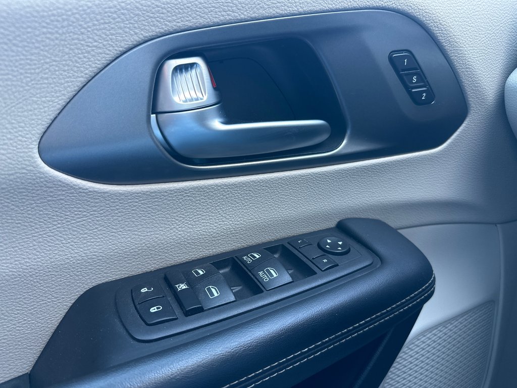 2023 Chrysler Pacifica Touring L AWD in Amos, Quebec - 21 - w1024h768px