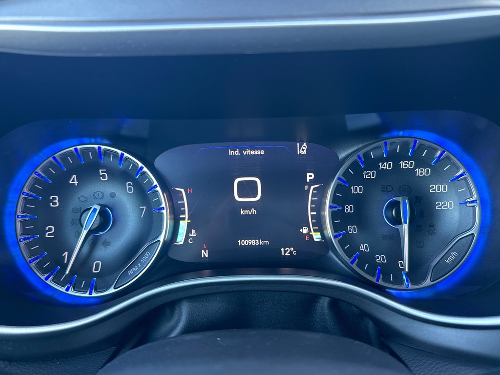 2023 Chrysler Pacifica Touring L AWD in Amos, Quebec - 11 - w1024h768px