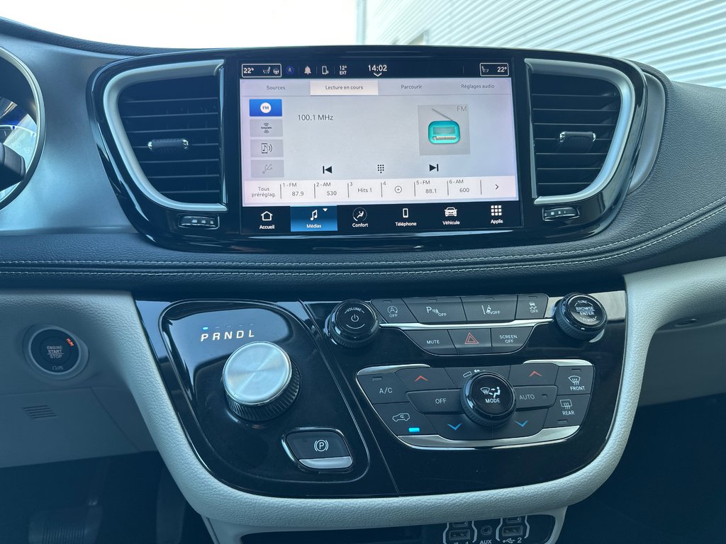 2023 Chrysler Pacifica Touring L AWD in Amos, Quebec - 12 - w1024h768px