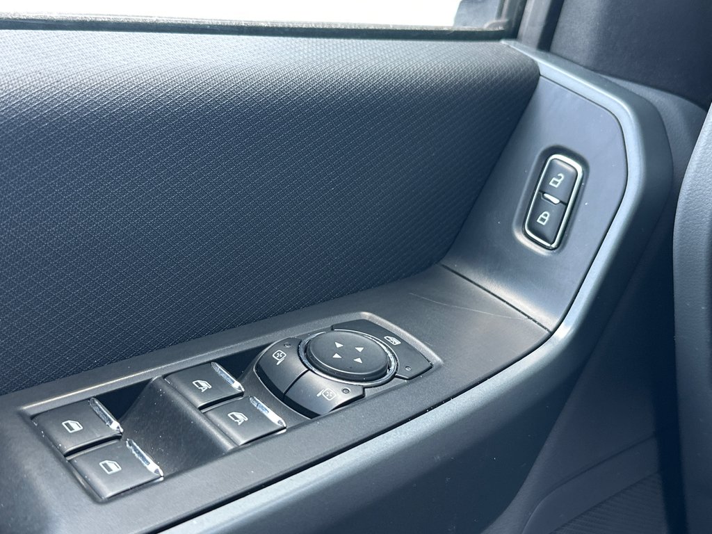 2023 Ford F-150 XLT Supercrew 4x4 in Amos, Quebec - 16 - w1024h768px