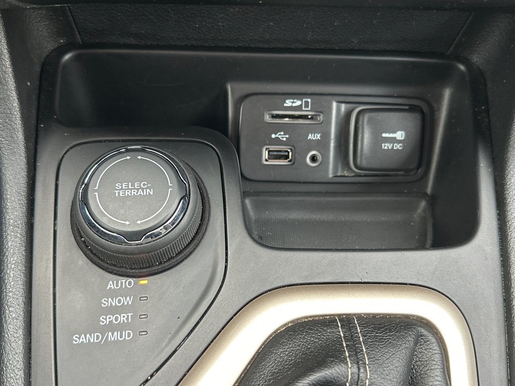 2016 Jeep Cherokee Sport 4 cyl. 4X4 in Amos, Quebec - 13 - w1024h768px