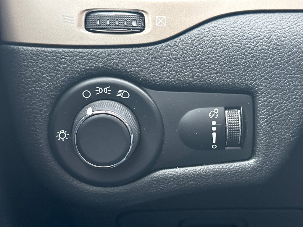 2016 Jeep Cherokee Sport 4 cyl. 4X4 in Amos, Quebec - 17 - w1024h768px