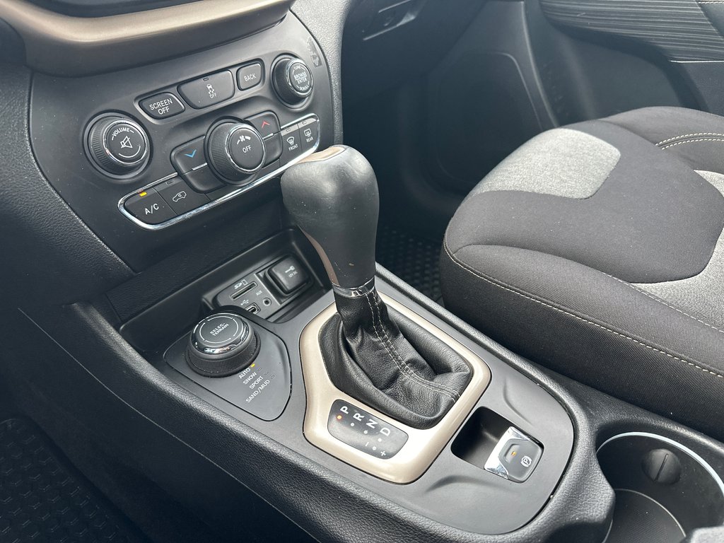 2016 Jeep Cherokee Sport 4 cyl. 4X4 in Amos, Quebec - 12 - w1024h768px