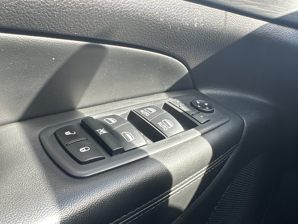 2019 Jeep Grand Cherokee Altitude 4X4 in Amos, Quebec - 16 - w1024h768px