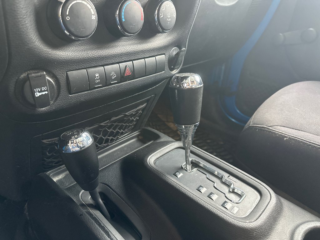 Jeep Wrangler Sport AUTOMATIQUE 2015 à Amos, Québec - 12 - w1024h768px