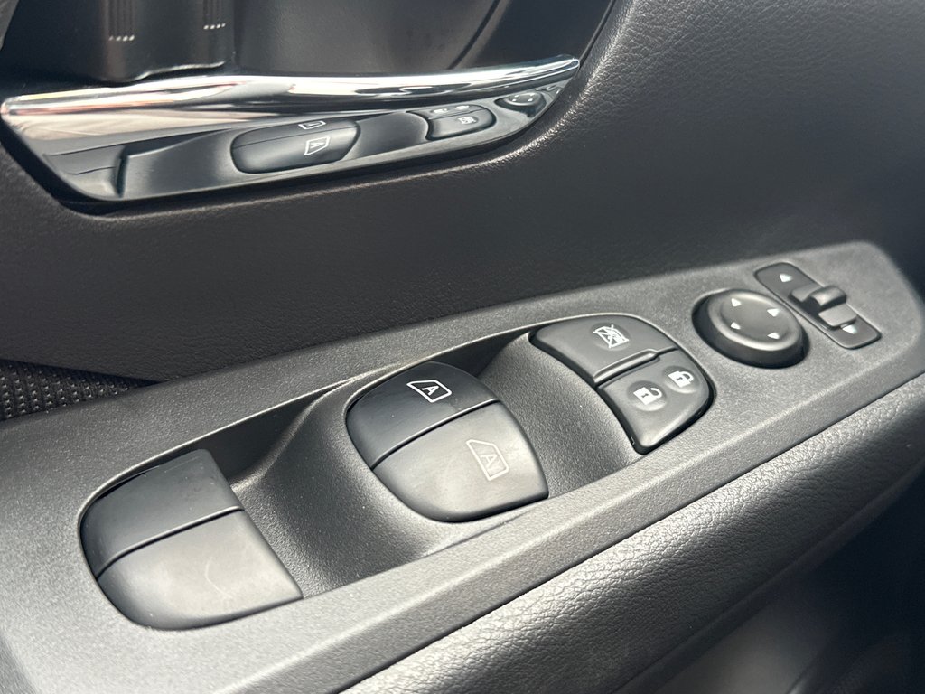 2025 Nissan Kicks Play SV in Amos, Quebec - 14 - w1024h768px