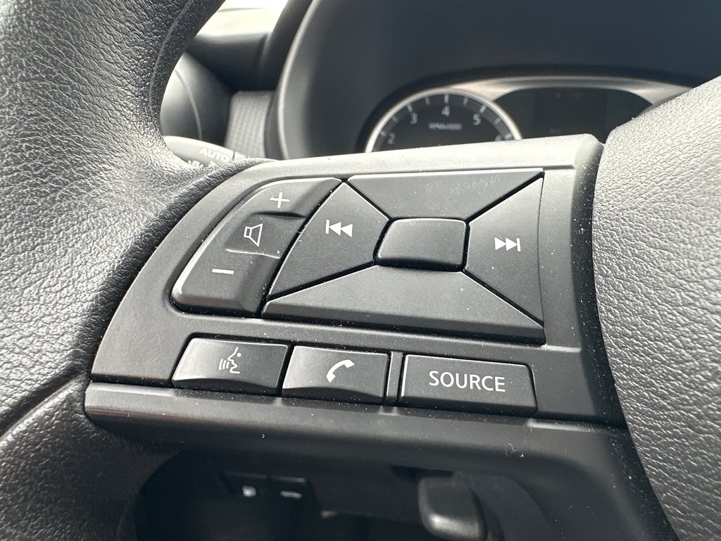 2024 Nissan Kicks S in Amos, Quebec - 11 - w1024h768px