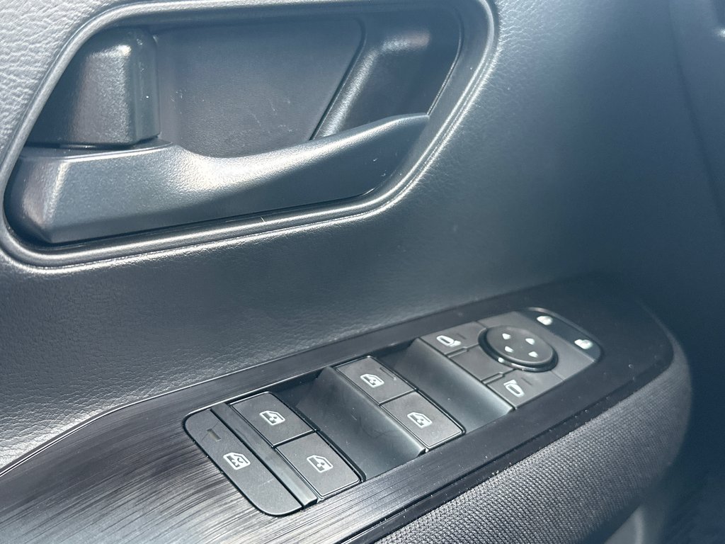 2026 Nissan Kicks S FWD in Amos, Quebec - 11 - w1024h768px