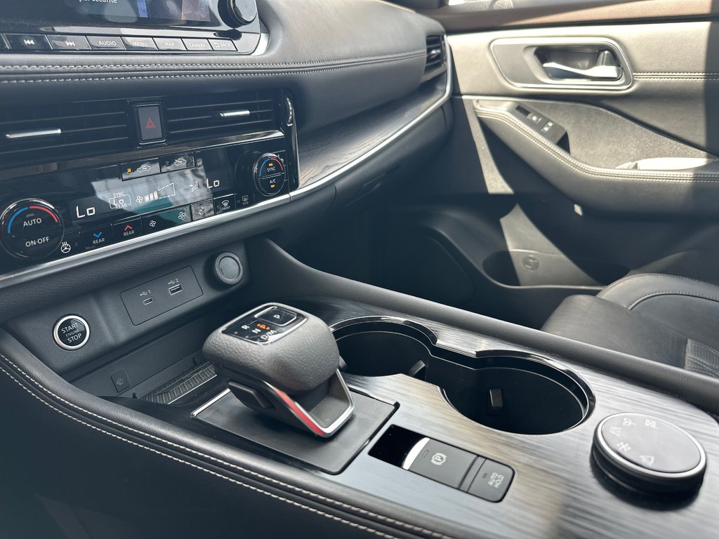 2022 Nissan Rogue Platinum AWD in Amos, Quebec - 12 - w1024h768px