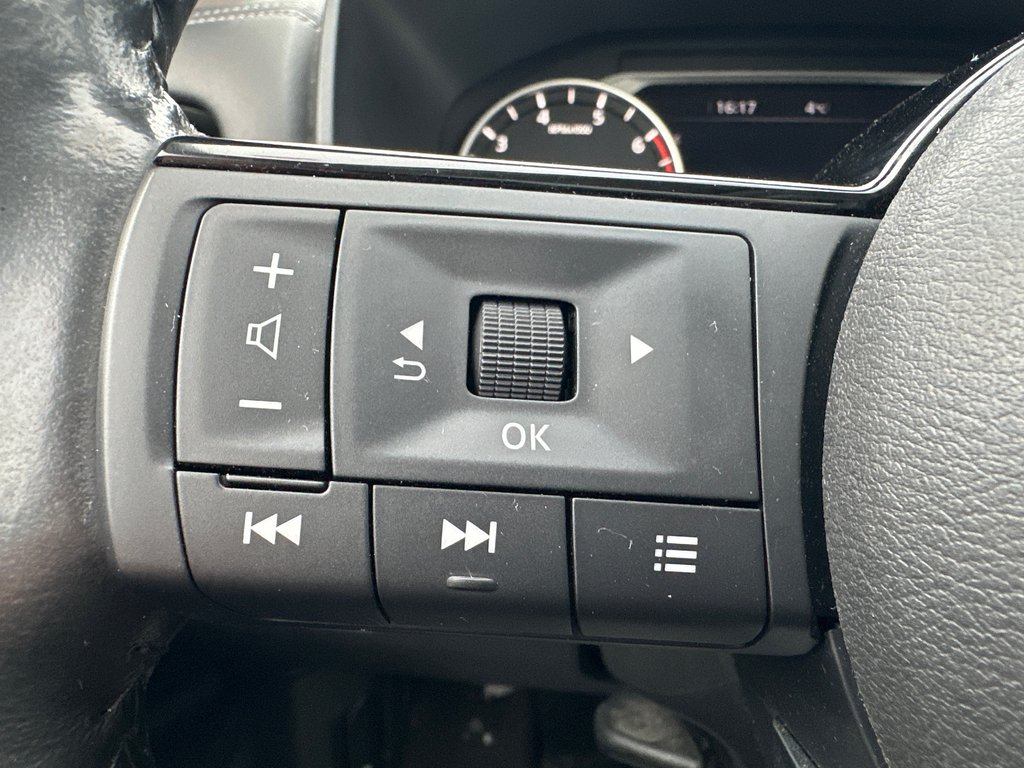 Nissan Rogue SV AWD 2023 à Amos, Québec - 13 - w1024h768px