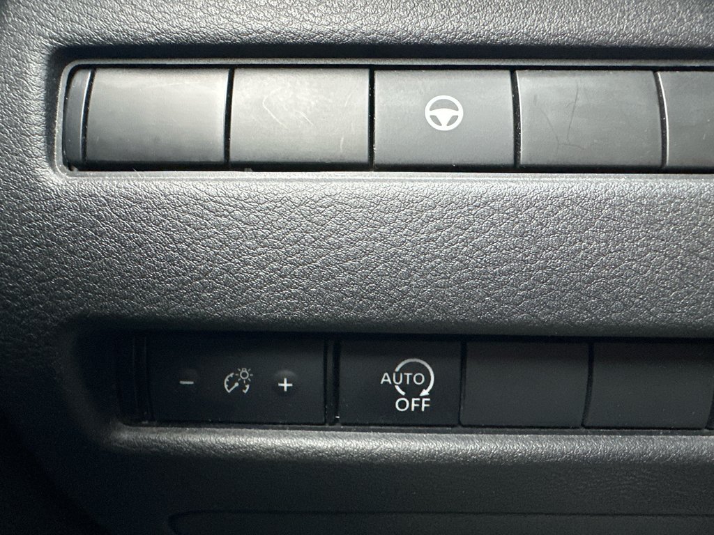 Nissan Rogue SV AWD 2023 à Amos, Québec - 15 - w1024h768px