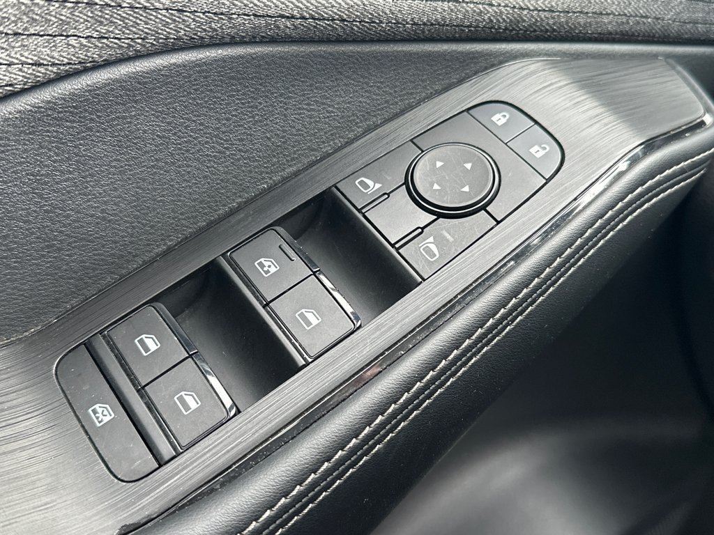 Nissan Rogue SV AWD 2023 à Amos, Québec - 17 - w1024h768px