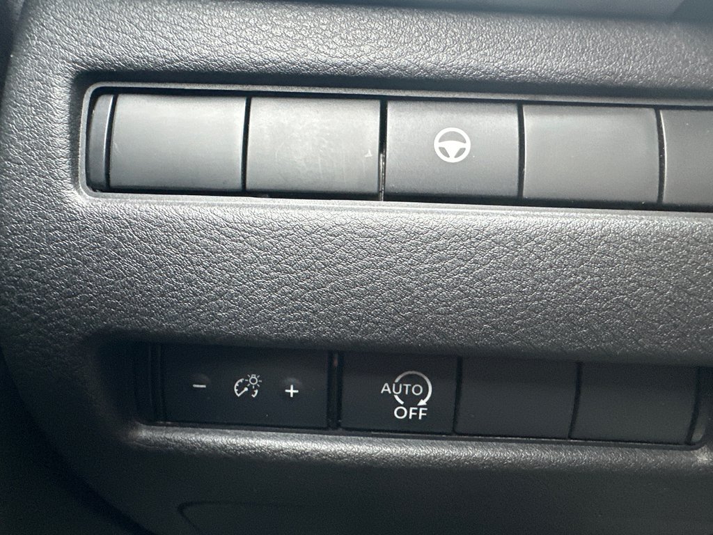 Nissan Rogue SV AWD 2023 à Amos, Québec - 15 - w1024h768px