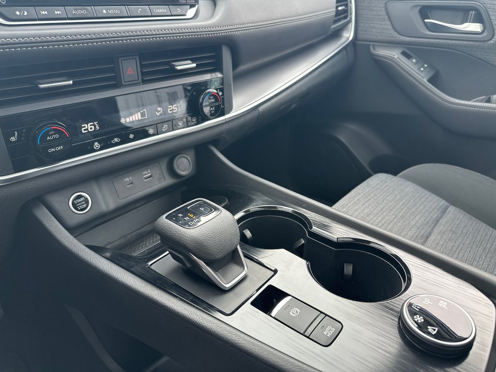 Nissan Rogue SV AWD 2023 à Amos, Québec - 12 - w1024h768px