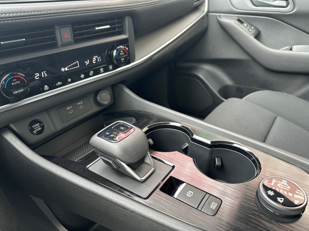 2025 Nissan Rogue S in Amos, Quebec - 10 - w1024h768px