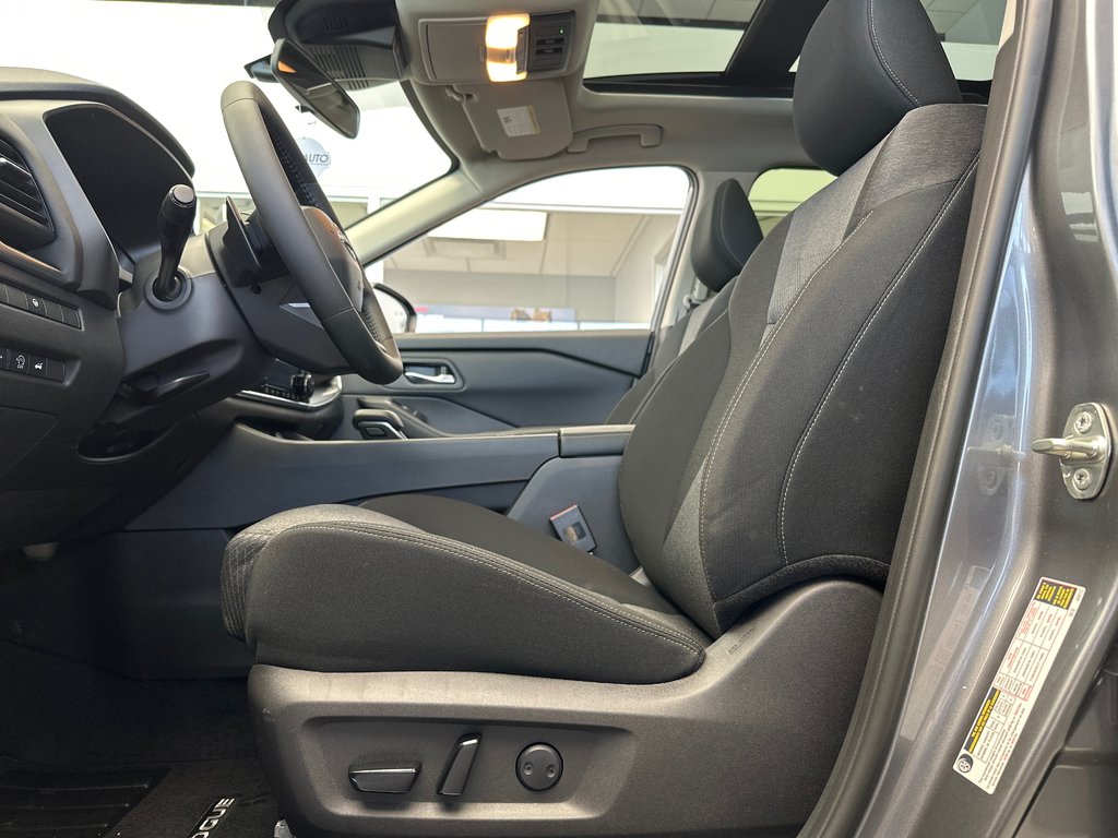 2026 Nissan Rogue SV Moonroof in Amos, Quebec - 5 - w1024h768px