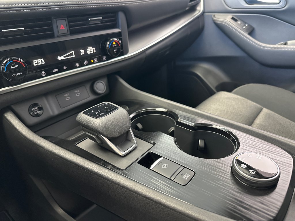 2026 Nissan Rogue SV Moonroof in Amos, Quebec - 7 - w1024h768px