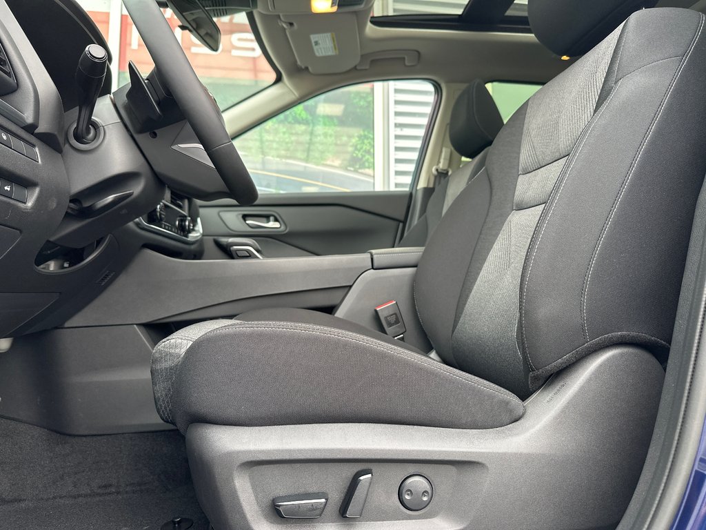 2026 Nissan Rogue SV Moonroof in Amos, Quebec - 6 - w1024h768px