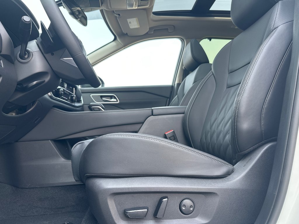 2026 Nissan Rogue Platinum in Amos, Quebec - 6 - w1024h768px