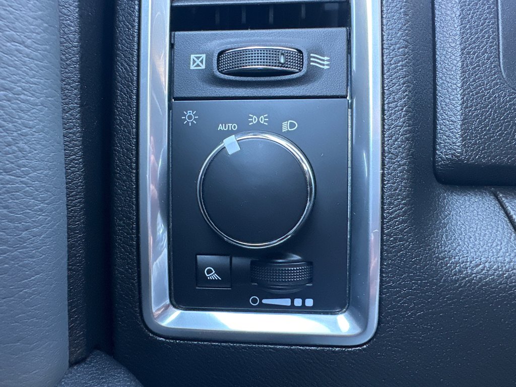 2023 Ram 1500 Classic SLT CREWCAB in Amos, Quebec - 17 - w1024h768px