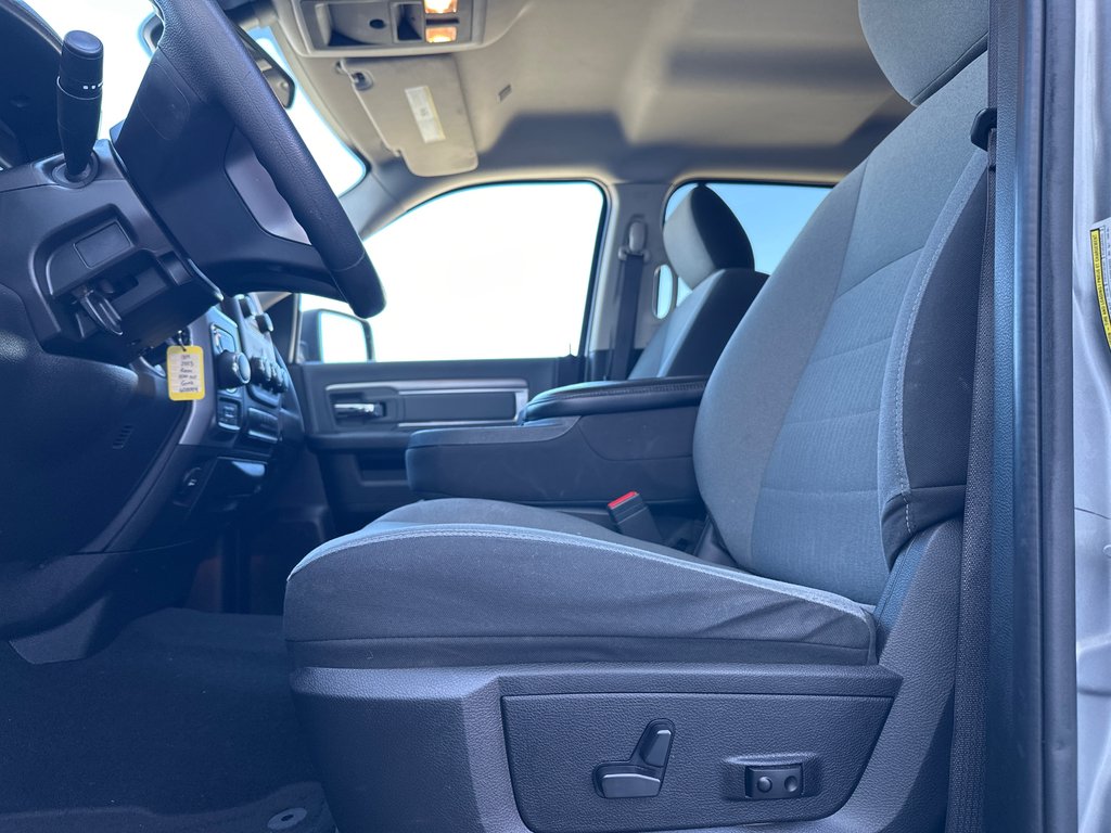 2023 Ram 1500 Classic SLT CREWCAB in Amos, Quebec - 9 - w1024h768px