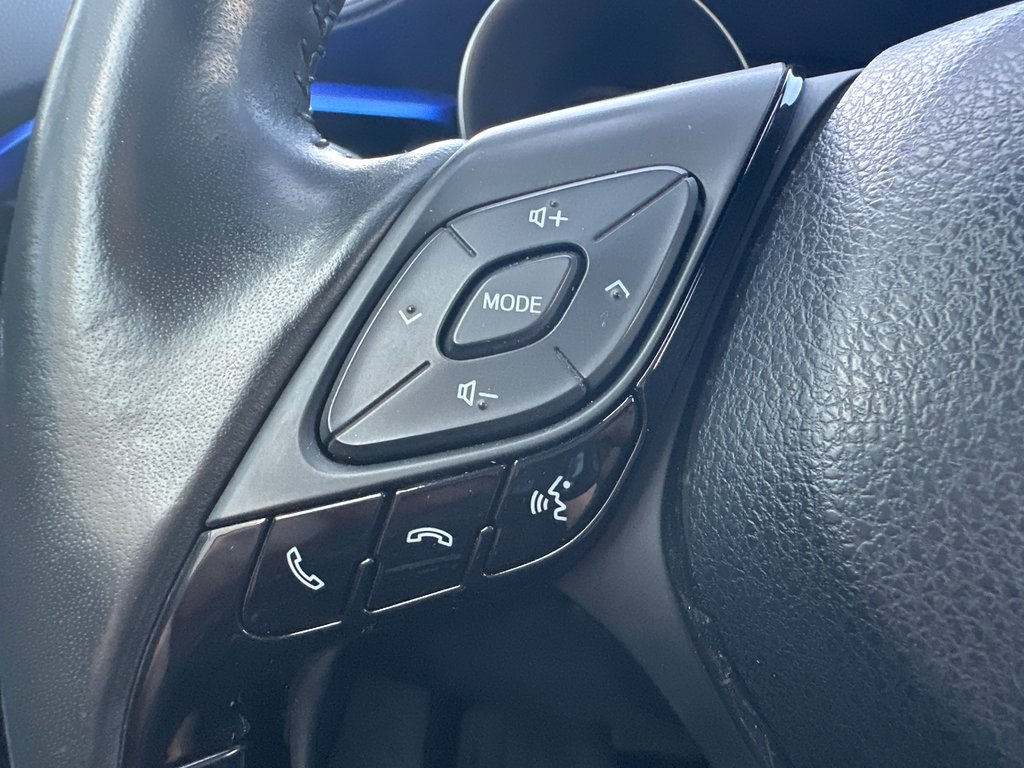 2020 Toyota C-HR XLE PREMIUM in Amos, Quebec - 14 - w1024h768px