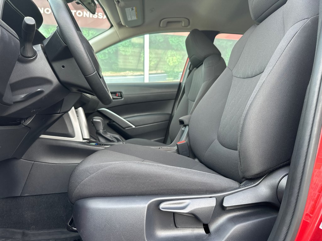 2025 Toyota Corolla Cross LE AWD in Amos, Quebec - 9 - w1024h768px