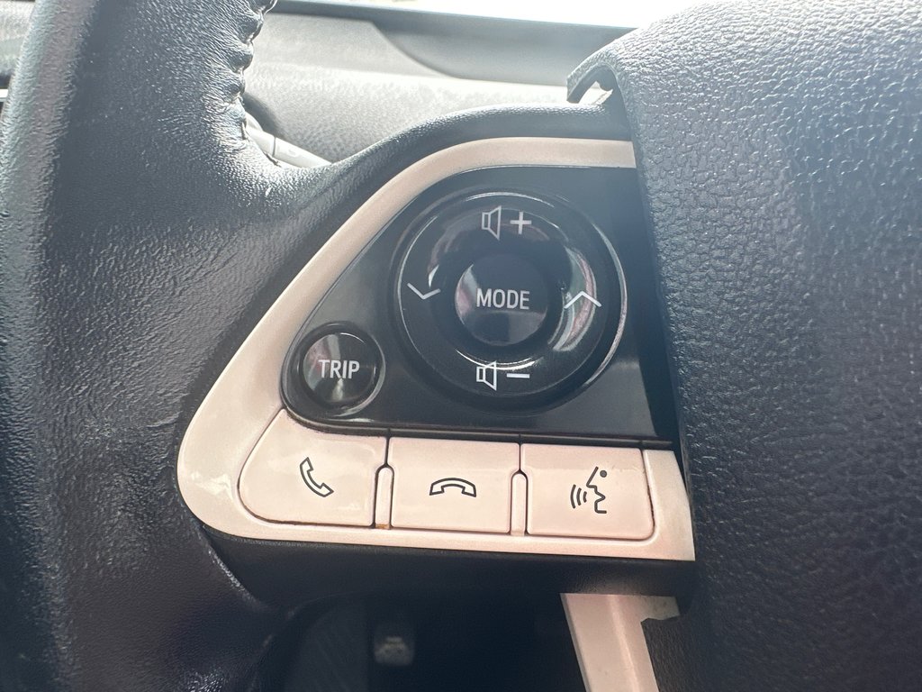 2017 Toyota PRIUS PRIME in Amos, Quebec - 12 - w1024h768px