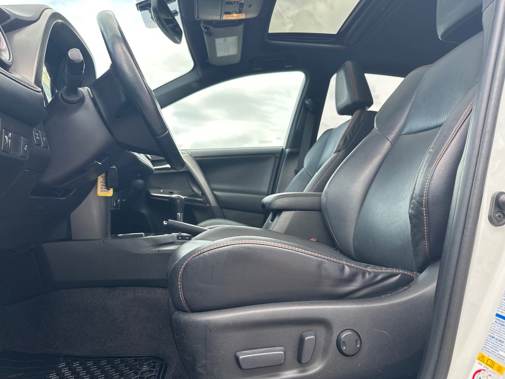 Toyota RAV4 SE AWD 2016 à Amos, Québec - 2 - w1024h768px