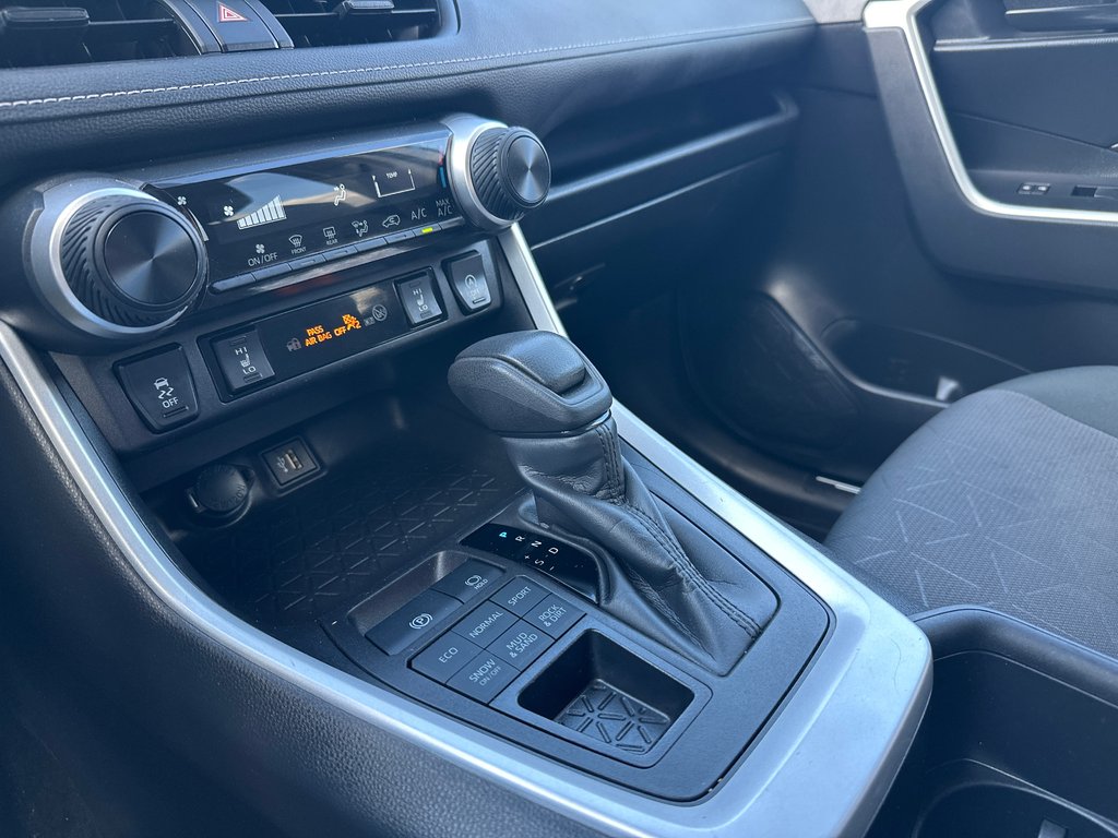 Toyota RAV4 LE AWD 2024 à Amos, Québec - 12 - w1024h768px