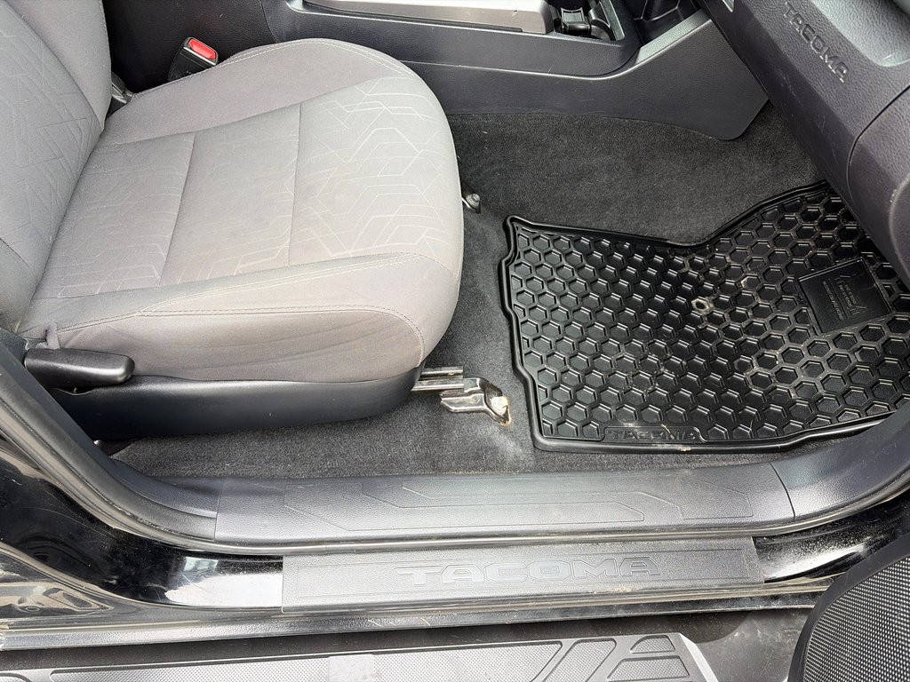 2017 Toyota Tacoma TRD Sport 4X4 in Amos, Quebec - 18 - w1024h768px