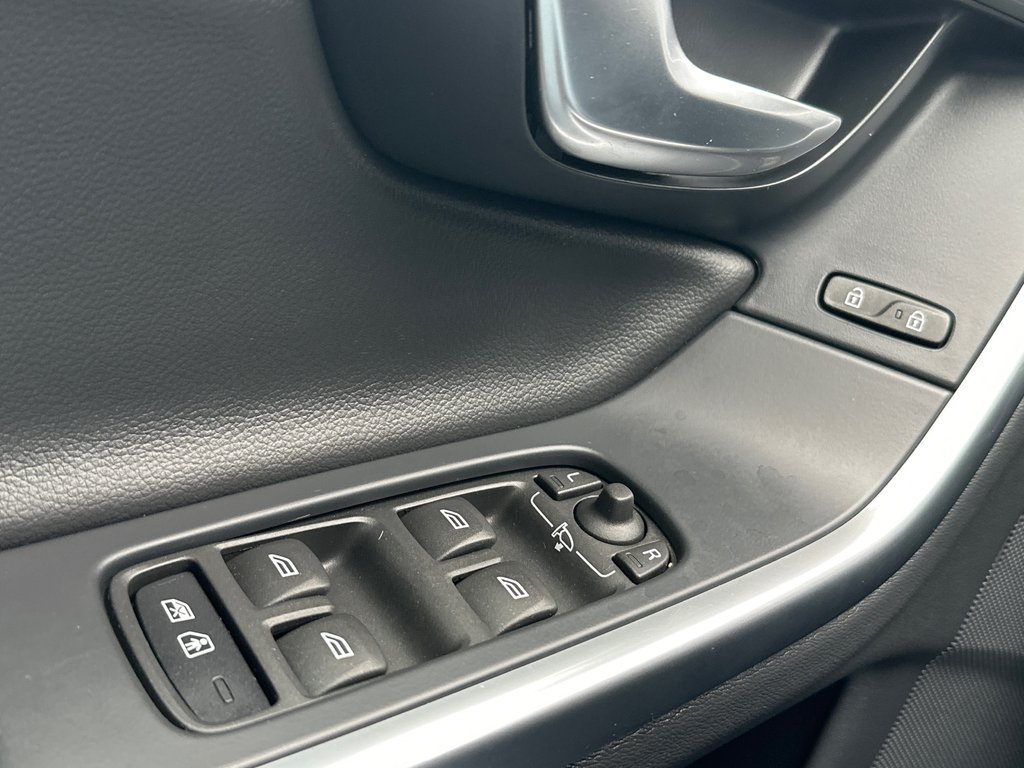 2018 Volvo V60 Cross Country T5 Premier AWD in Amos, Quebec - 11 - w1024h768px
