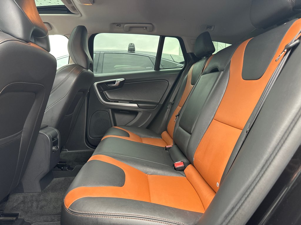2018 Volvo V60 Cross Country T5 Premier AWD in Amos, Quebec - 12 - w1024h768px