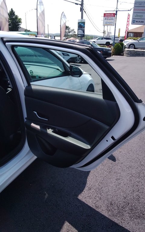 Hyundai Elantra Preferred 2023 à Mont-Laurier, Québec - 12 - w1024h768px