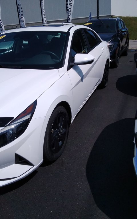 Hyundai Elantra Preferred 2023 à Mont-Laurier, Québec - 2 - w1024h768px