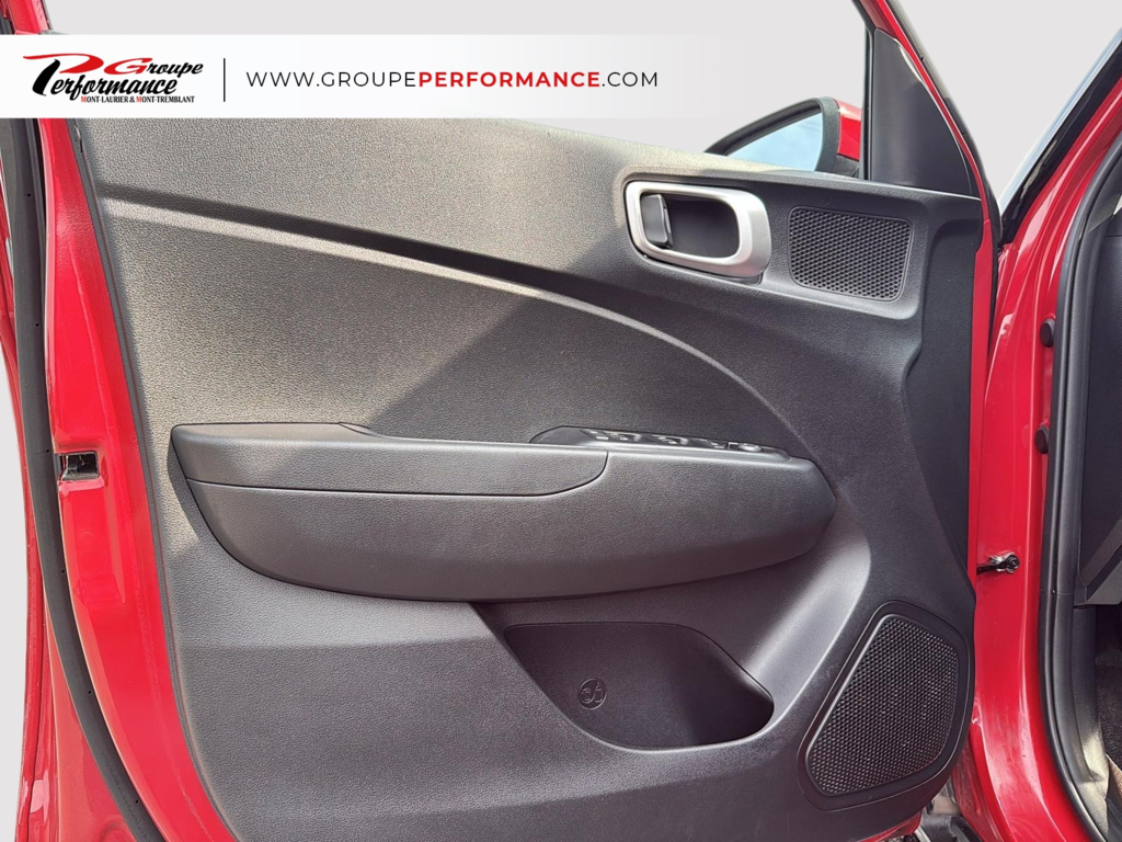 2022 Hyundai Venue Essential in Mont-Tremblant, Quebec - 10 - w1024h768px
