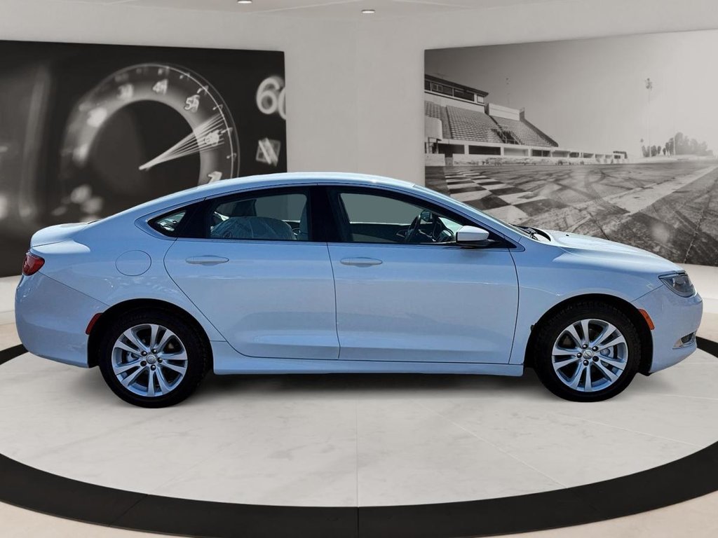 2015 Chrysler 200 in Quebec, Quebec - 4 - w1024h768px