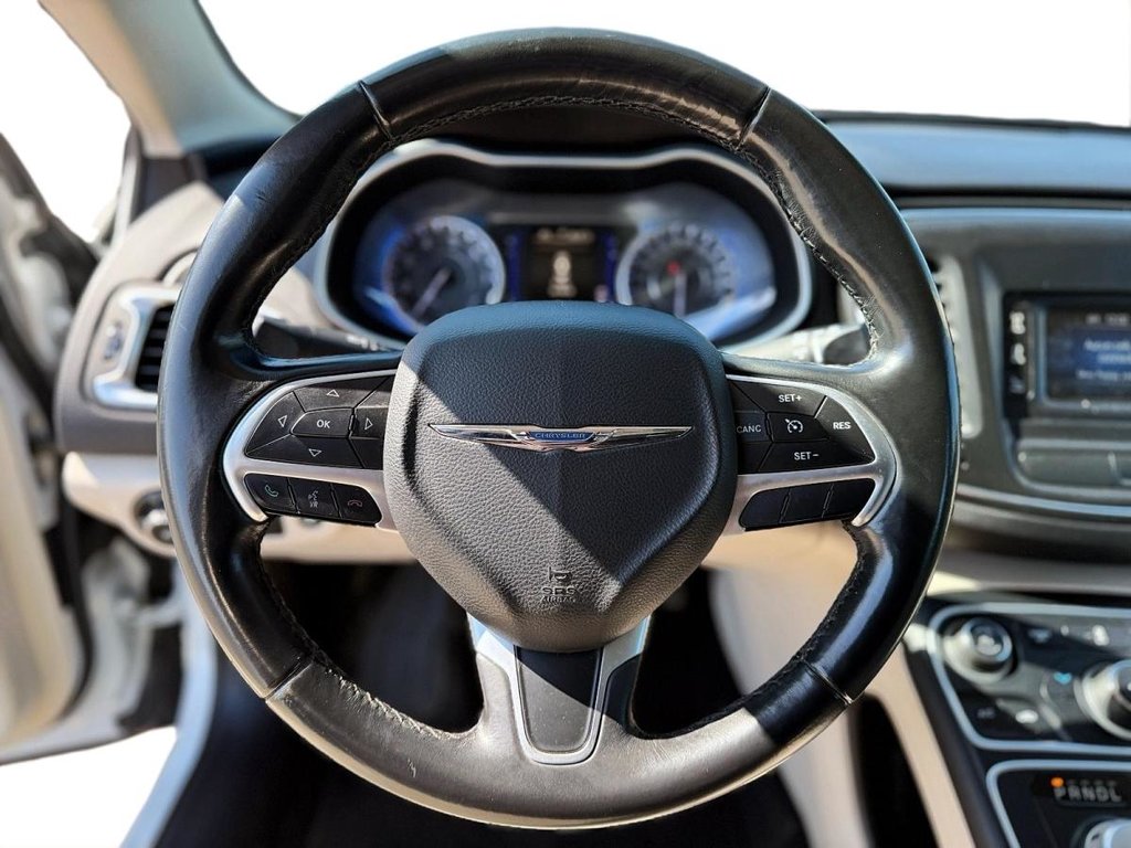 2015 Chrysler 200 in Quebec, Quebec - 11 - w1024h768px