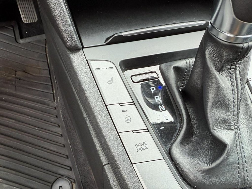 2017 Hyundai Elantra in Quebec, Quebec - 17 - w1024h768px