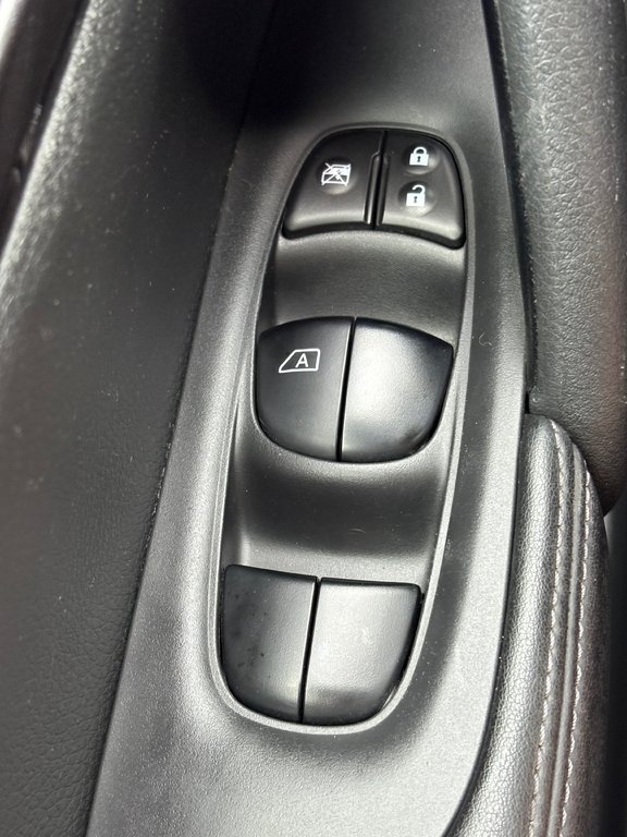 2018 Nissan Rogue S, CAMÉRA DE RECUL, DÉTECTEUR D'ANGLE MORT in Charlemagne, Quebec - 25 - w1024h768px